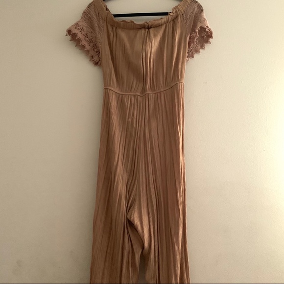 Tan color romper off the shoulder crochette detail - Picture 2 of 7